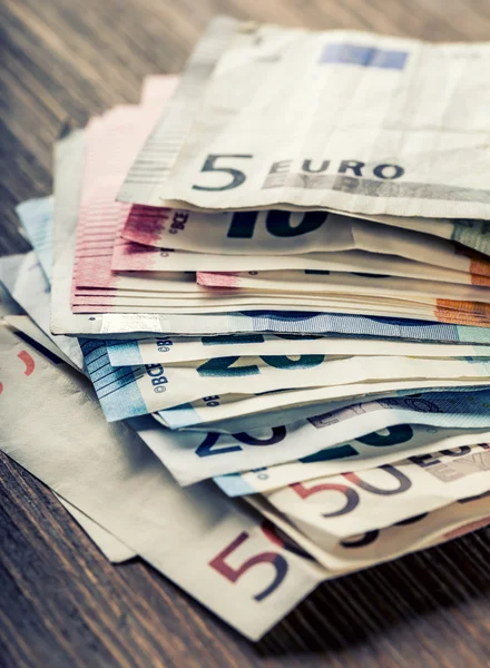 Mehrere Hundert-Euro-Scheine gestapelt nach Wert. Euro-Geldkonzept. Euro-Scheine. Euro-Geld. Eurowährung. Banknoten in unterschiedlichen Positionen übereinander gestapelt. getöntes Foto — Stockfoto