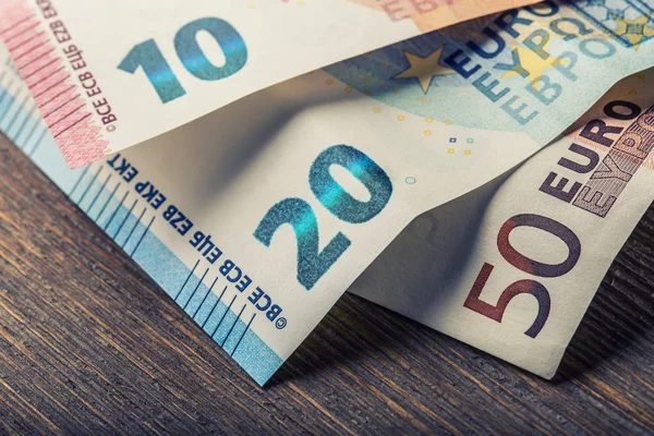 Mehrere Hundert-Euro-Scheine gestapelt nach Wert. Euro-Geldkonzept. Euro-Scheine. Euro-Geld. Eurowährung. Banknoten in unterschiedlichen Positionen übereinander gestapelt. getöntes Foto — Stockfoto