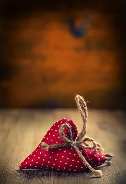 Día de San Valentín. Día de la boda. Corazones hechos a mano de tela roja sobre fondo de madera - mesa. Espacio libre para tu texto de amor — Foto de Stock