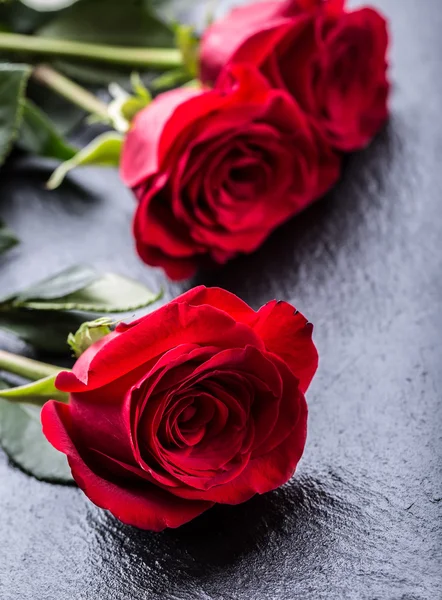 Hva? Røde roser. Bouquet av røde roser. Flere roser på granittbakgrunn. Valentinsdag. Bryllupsdags bakgrunn. Roseblader og hjerter, Valentine-gavebokser. Valentines og bryllupsgrensen. Vann drypper på rosenblader – stockfoto
