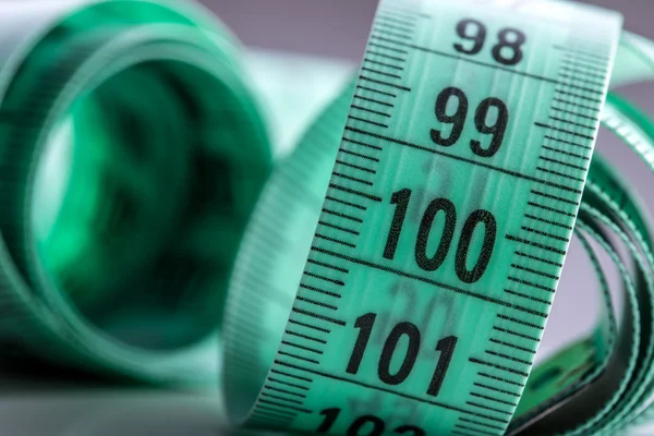 Teyp ölçme kavisli. Terzi ölçüm bandı. Yeşil bant ölçme closeup görünümü — Stok fotoğraf