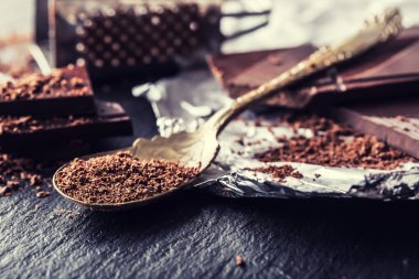 Çikolata. Siyah çikolata. Bir kaç küp siyah çikolata. Rendelenmiş chockolate toz çikolata plaka döktüm