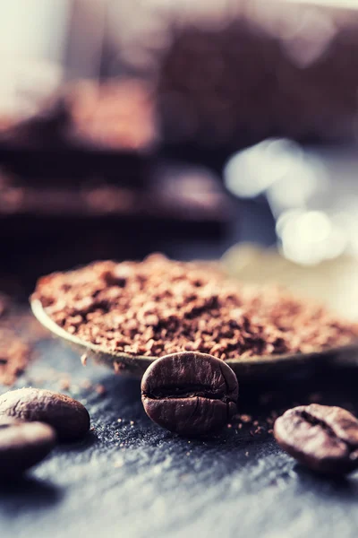 Chocolate. Black chocolate. A few cubes of black chocolate. Chocolate slabs spilled from grated chockolate powder — Stock Photo, Image