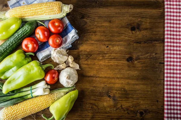 Свежие овощи. Вид сверху на ассортимент свежих овощей, зеленый перец, чеснок, кукуруза, лук, помидоры, огурцы — стоковое фото