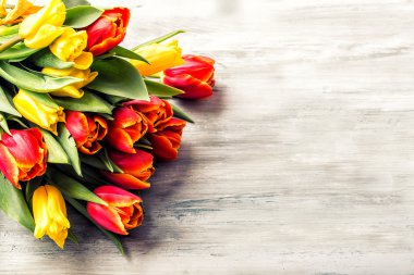 Mutlu paskalyalar. Çok renkli bahar laleler ve Paskalya yumurtası. Bahar ve Paskalya süsleri.