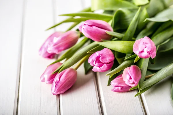 Feliz Pascua. Tulipanes multicolores de primavera y huevos de Pascua. Decoraciones de primavera y Pascua . —  Fotos de Stock