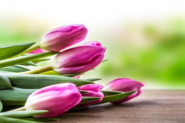 Veselé velikonoce. Tulipány barevné jarní a velikonoční vajíčka. Jarní a velikonoční dekorace. — Stock fotografie