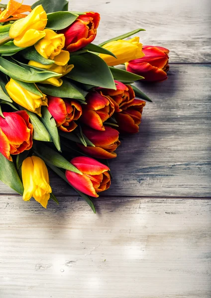 Feliz Pascua. Tulipanes multicolores de primavera y huevos de Pascua. Decoraciones de primavera y Pascua . —  Fotos de Stock