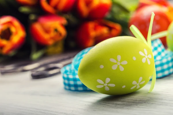 Feliz Pascua. Tulipanes multicolores de primavera y huevos de Pascua. Decoraciones de primavera y Pascua . —  Fotos de Stock