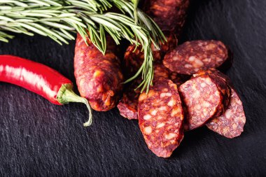 Chorizo sosis. Taze otlar, sarımsak, karabiber ve pul biber ile İspanyol geleneksel chorizo sosis. Geleneksel mutfağı