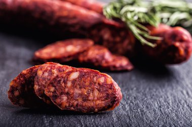 Chorizo sosis. Taze otlar, sarımsak, karabiber ve pul biber ile İspanyol geleneksel chorizo sosis. Geleneksel mutfağı