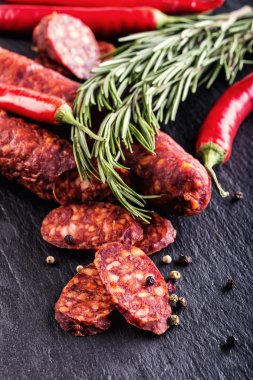 Chorizo sosis. Taze otlar, sarımsak, karabiber ve pul biber ile İspanyol geleneksel chorizo sosis. Geleneksel mutfağı