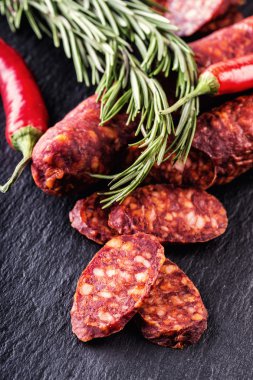 Chorizo sosis. Taze otlar, sarımsak, karabiber ve pul biber ile İspanyol geleneksel chorizo sosis. Geleneksel mutfağı