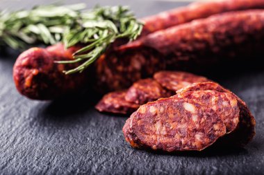 Chorizo sosis. Taze otlar, sarımsak, karabiber ve pul biber ile İspanyol geleneksel chorizo sosis. Geleneksel mutfağı