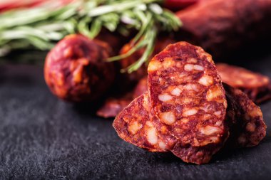 Chorizo sosis. Taze otlar, sarımsak, karabiber ve pul biber ile İspanyol geleneksel chorizo sosis. Geleneksel mutfağı