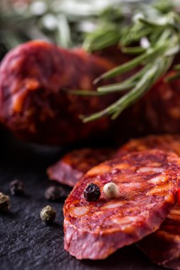 Chorizo sosis. Taze otlar, sarımsak, karabiber ve pul biber ile İspanyol geleneksel chorizo sosis. Geleneksel mutfağı