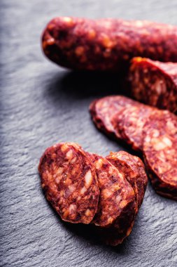 Chorizo sosis. Taze otlar, sarımsak, karabiber ve pul biber ile İspanyol geleneksel chorizo sosis. Geleneksel mutfağı