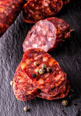Chorizo sosis. Taze otlar, sarımsak, karabiber ve pul biber ile İspanyol geleneksel chorizo sosis. Geleneksel mutfağı
