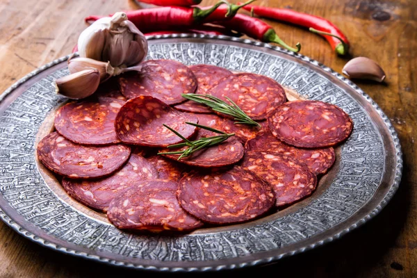 Λουκάνικο Chorizo. Ισπανικά παραδοσιακά chorizo λουκάνικο, φρέσκα μυρωδικά, σκόρδο, πιπέρι και τσίλι πιπεριές. Παραδοσιακή κουζίνα — Φωτογραφία Αρχείου