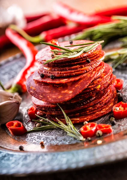 Kiełbasa Chorizo. Hiszpański tradycyjnych chorizo kiełbasa, świeże zioła, czosnek, pieprz i Red Hot chili peppers. Tradycyjne dania kuchni — Zdjęcie stockowe