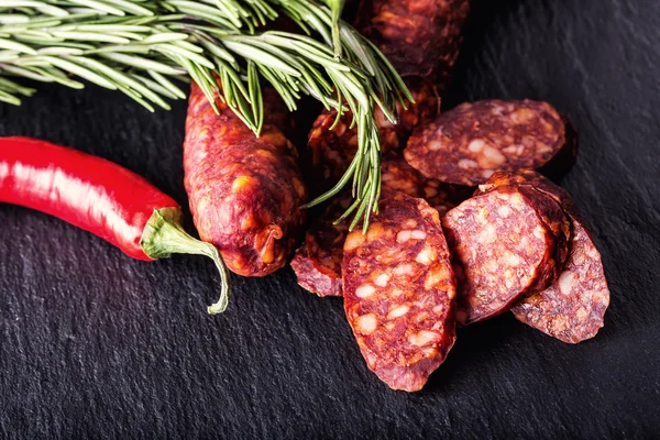 Chorizo sosis. Taze otlar, sarımsak, karabiber ve pul biber ile İspanyol geleneksel chorizo sosis. Geleneksel mutfağı