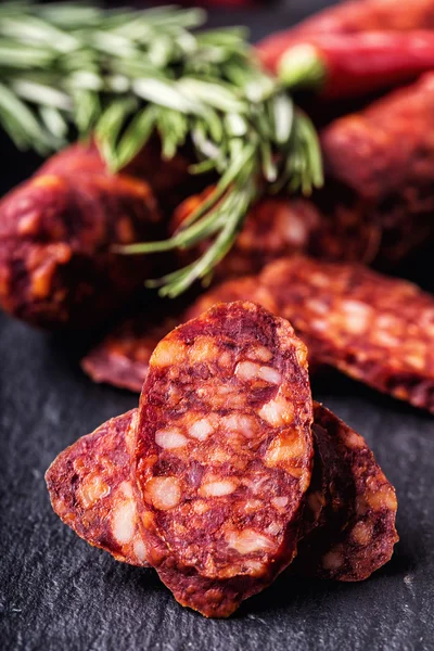 Chorizo sosis. Taze otlar, sarımsak, karabiber ve pul biber ile İspanyol geleneksel chorizo sosis. Geleneksel mutfağı