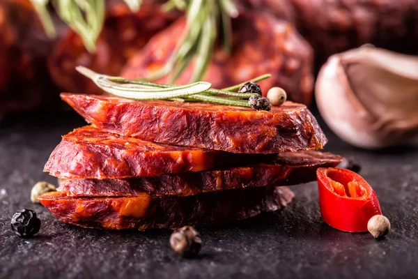 Kiełbasa Chorizo. Hiszpański tradycyjnych chorizo kiełbasa, świeże zioła, czosnek, pieprz i Red Hot chili peppers. Tradycyjne dania kuchni — Zdjęcie stockowe