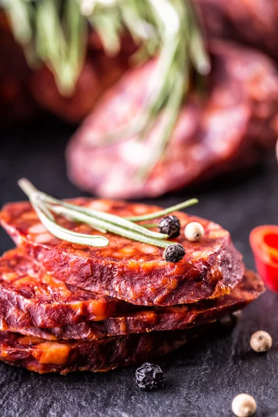 Salsiccia Chorizo. Salsiccia di chorizo tradizionale spagnola, con erbe fresche, aglio, pepe e peperoncino. Cucina tradizionale — Foto Stock