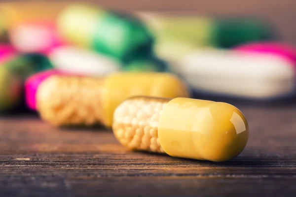 Pills. Tablets. Capsule. Heap of pills. Medical background. Close-up of pile of yellow green tablets - capsule. Pills and tablets — Stock Photo, Image