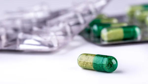 Pillen. Tabletten. Kapsel. Haufen Pillen. medizinischer Hintergrund. Nahaufnahme eines Haufens gelbgrüner Tabletten - Kapsel. Pillen und Tabletten — Stockfoto