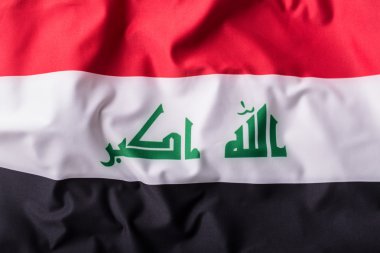 Irak bayrağı. Irak bayrağı sallayarak
