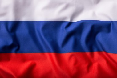 Rüzgarda dalgalanan Rus bayrağı