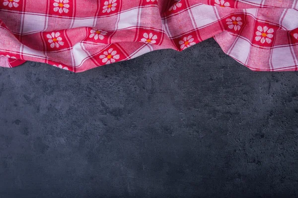 Vista dall'alto della tovaglia da cucina a scacchi su granito - cemento - sfondo in pietra. Spazio libero per il testo o i prodotti — Foto Stock