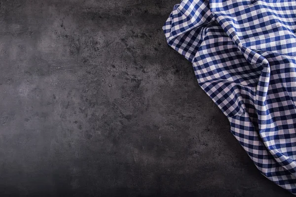 Vue du dessus de la nappe de cuisine à carreaux sur fond de granit - béton - pierre. Espace libre pour votre texte ou vos produits — Photo