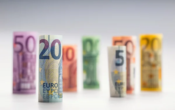 Mehrere Hundert-Euro-Scheine gestapelt nach Wert. Euro-Geldkonzept. Euro-Banknoten rollen. Eurowährung. kündigte die Streichung der Fünfhundert-Euro-Banknoten an. Banknoten in unterschiedlichen Positionen übereinander gestapelt. getöntes Foto — Stockfoto