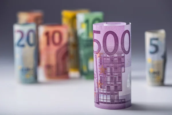 Mehrere Hundert-Euro-Scheine gestapelt nach Wert. Euro-Geldkonzept. Euro-Banknoten rollen. Eurowährung. kündigte die Streichung der Fünfhundert-Euro-Banknoten an. Banknoten in unterschiedlichen Positionen übereinander gestapelt. getöntes Foto — Stockfoto