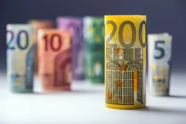 Mehrere Hundert-Euro-Scheine gestapelt nach Wert. Euro-Geldkonzept. Euro-Banknoten rollen. Eurowährung. kündigte die Streichung der Fünfhundert-Euro-Banknoten an. Banknoten in unterschiedlichen Positionen übereinander gestapelt. getöntes Foto — Stockfoto