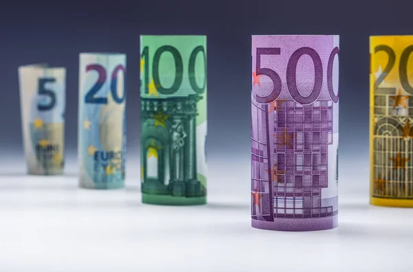 Mehrere Hundert-Euro-Scheine gestapelt nach Wert. Euro-Geldkonzept. Euro-Banknoten rollen. Eurowährung. kündigte die Streichung der Fünfhundert-Euro-Banknoten an. Banknoten in unterschiedlichen Positionen übereinander gestapelt. getöntes Foto — Stockfoto