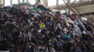 Sıralanmamış büyük bir çöp yığını. Yakın çekim panorama.