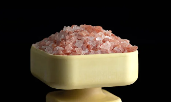 Kristalle Aus Rosa Himalaya Salz Einem Salzstreuer Vereinzelt Auf Schwarzem — Stockfoto