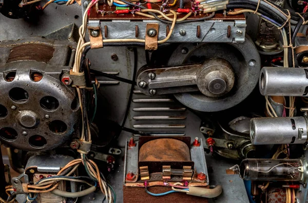 Vakum tüpleri, trafo, elektrik motoru ve diğer detaylarla dolu eski bir teyp kayıt cihazının iç mekanizması..