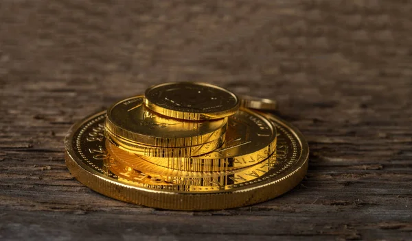 Unas Monedas Oro Finura 999 Sobre Fondo Textura Madera Rugosa —  Fotos de Stock