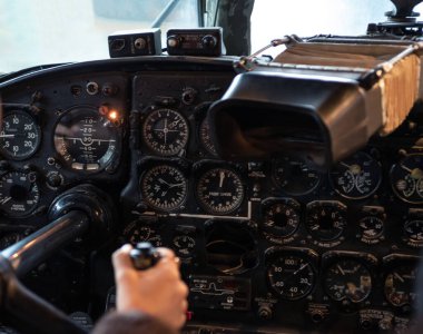 Eski Sovyet turboprop uçağının kontrol paneli AN-24. Uçak 1979 'da üretimi durduruldu. Seçici odak.