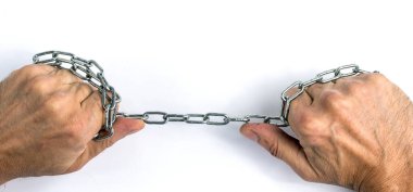 Ellerinde çelik bir zincir. Beyaz bir arkaplanda.