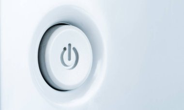 Açık mavi arkaplanda bekleme düğmesi. Seçici odak.