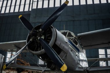 Çift kanatlı uçak bakım için hangarda. Seçici odak.