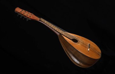Çapraz olarak bir siyah arka plan üzerinde bulunan mandolin. Barok dize müzik aleti.