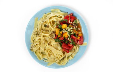 Buğday unundan yapılmış haşlanmış şehriyeli mavi tabak domates, yeşillik ve fasulye filizi salatası. Beyaz bir arkaplanda izole edilmiş