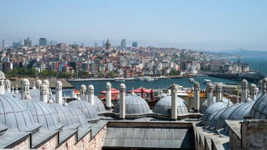 İstanbul 'un Avrupa kesiminin Panorama' sı, Altın Boynuz ve Süleyman Camii 'nin kubbeleri ön planda olan Boğaz..