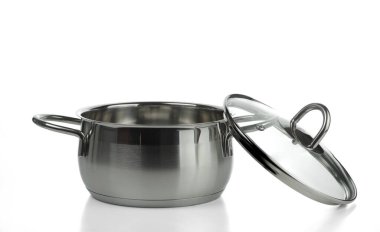 Kapağı açık paslanmaz çelik tava. Beyaz arkaplanda izole.